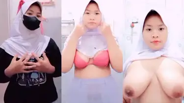 Putriana Hijab Mesum di Toilet Umum Bikin Merinding poster