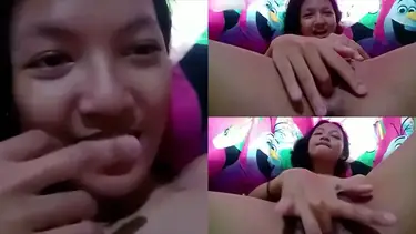Remaja Cantik Main Jari Sendiri di Kamar Mandi poster